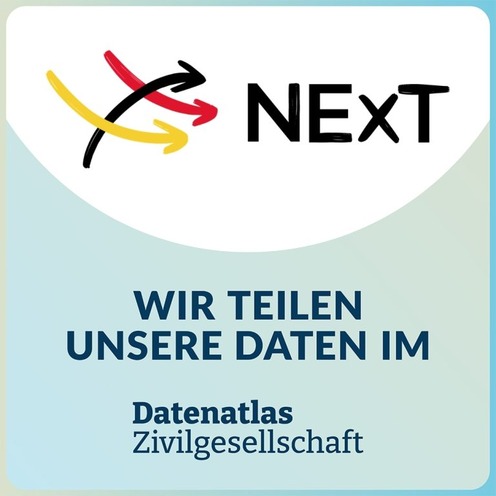 Oben in einem weißen Feld steht das Logo des Vereins Next e.V. Unten steht auf einem mintfarbenen Feld der Text "Wir teilen Daten im" und dann erscheint das Logo des Datenatlas Zivilgesellschaft.
