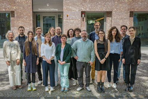 2024_06_13_Data_Stewards_sas_0001 Die Teilnehmerinnen und Teilnehmer des ersten Intensivkurses 2024 vor dem Gebäude der Bertelsmann Stiftung in Berlin