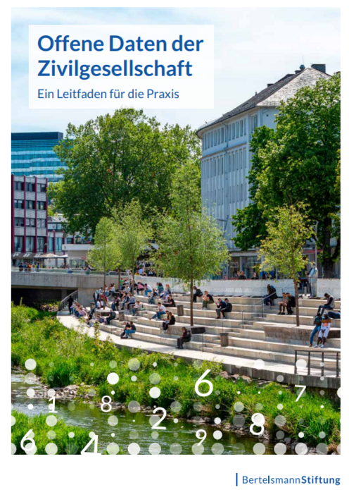 Blick auf eine Treppe in einer Innenstadt, direkt am Fluss. Es sitzen einige Personen auf der Treppe und lesen. Unten im Bild sind einige Zahlen grafisch auf das Bild gelegt.