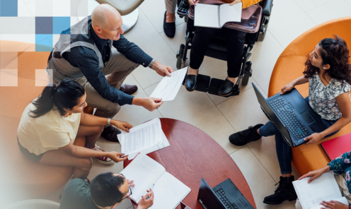 Gruppe mit einem Rollstuhlfahrer